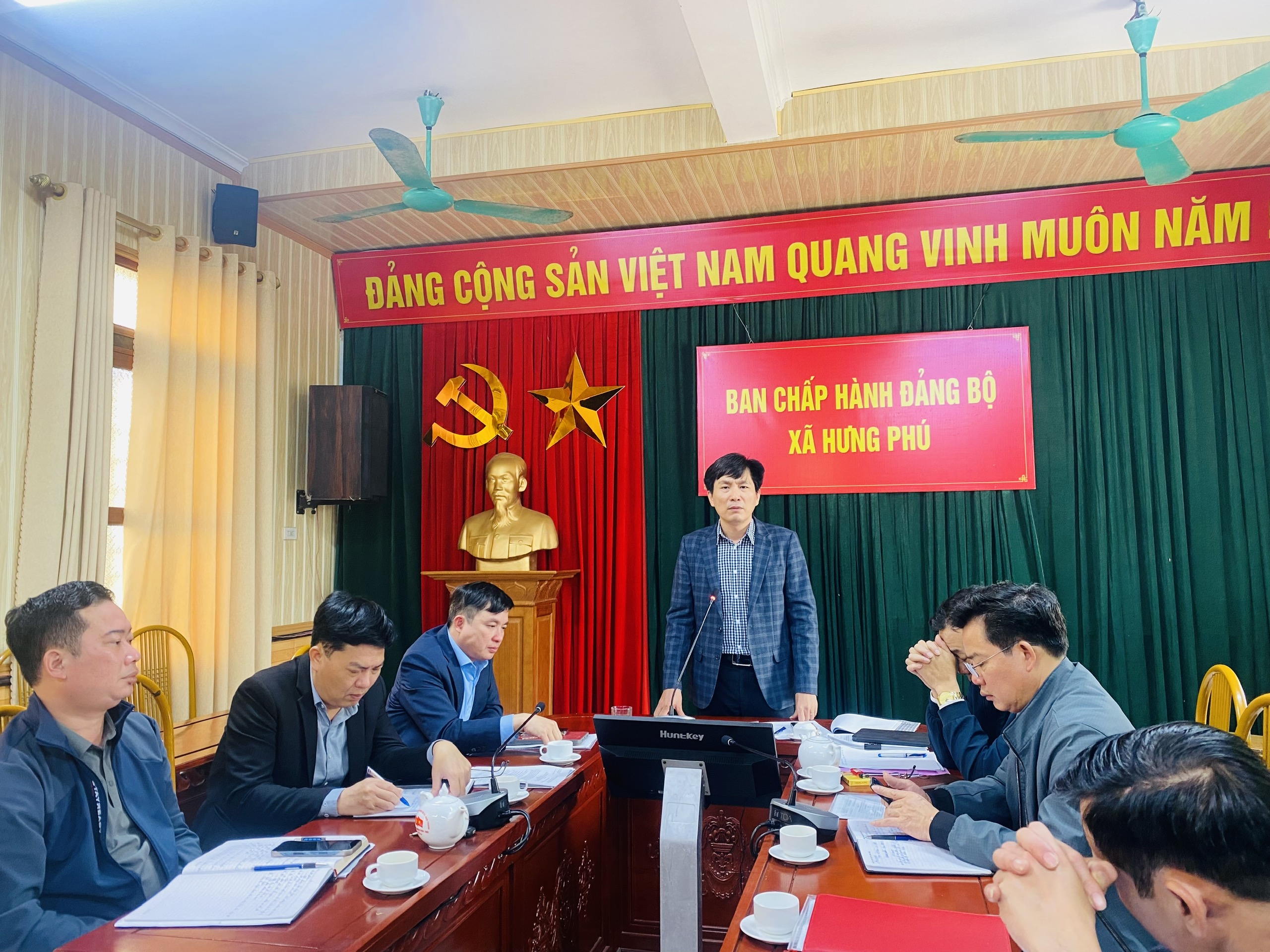 Ban chỉ đạo bầu cử xã Hưng Phú nghe báo cáo tiến độ và chỉ đạo một số nội dung quan trọng .