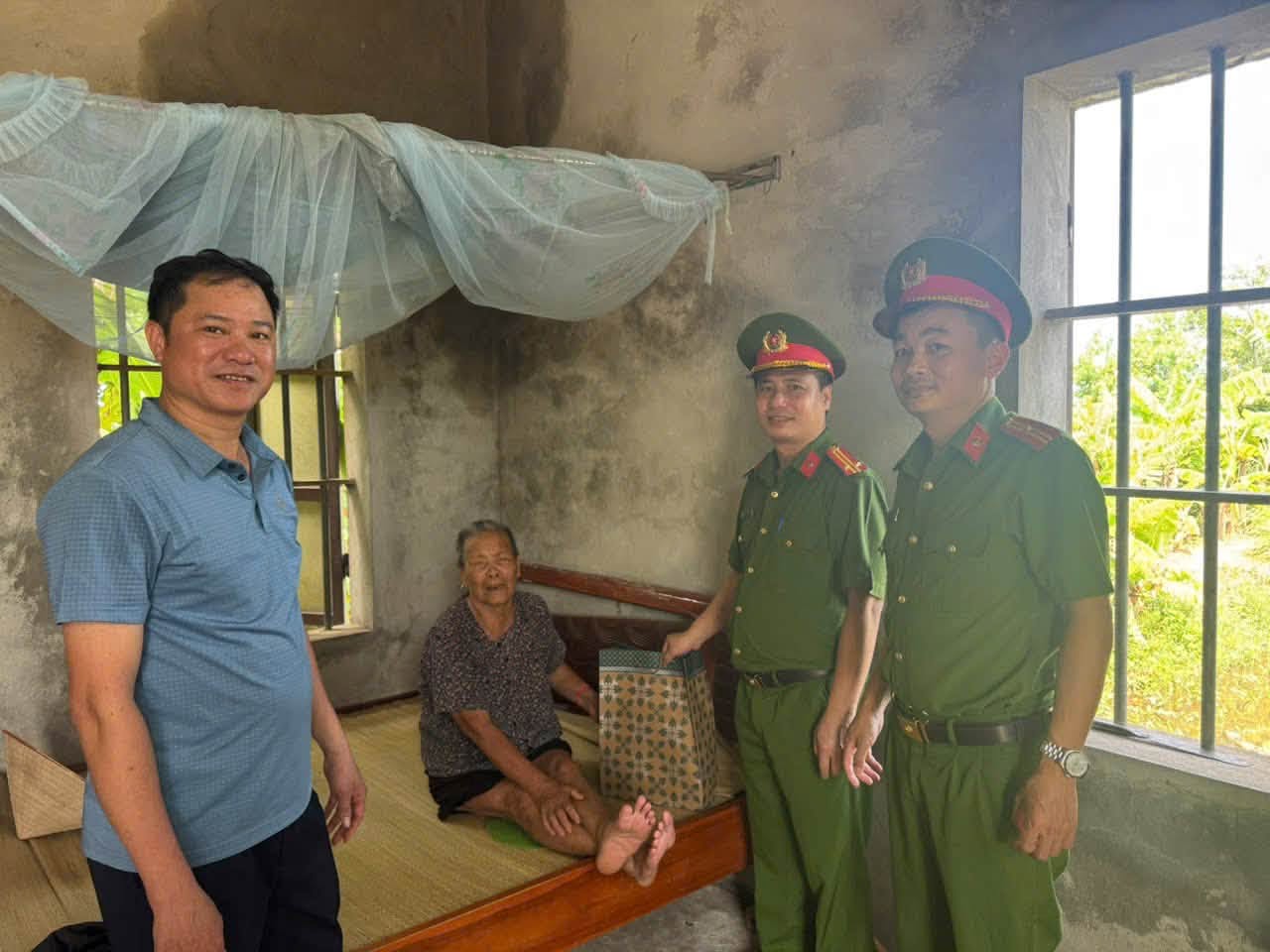 CÔNG AN XÃ HƯNG PHÚ THĂM HỎI, TẶNG QUÀ CÁC GIA ĐÌNH CÓ HOÀN CẢNH KHÓ KHĂN