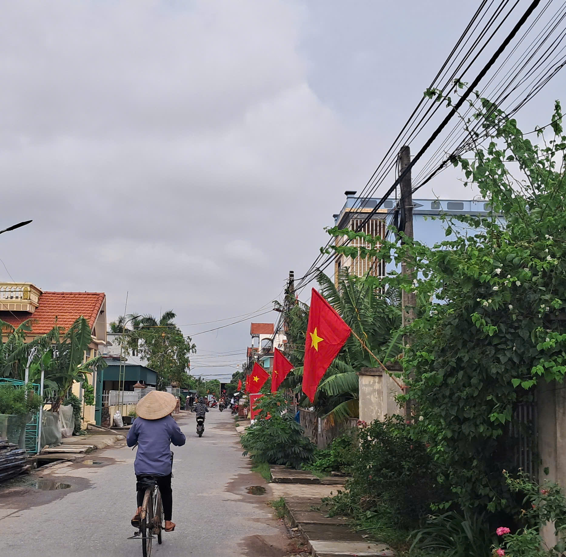 Thông báo phát động nhân dân  treo cờ nhân kỷ niệm 80 năm Cách mạng tháng Tám thành công và Ngày Quốc khánh 2 tháng 9