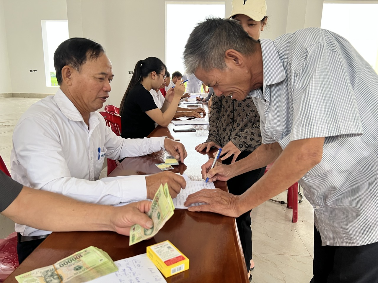 Hưng Phú hoàn thành việc trao quà Tết độc lập cho người dân .