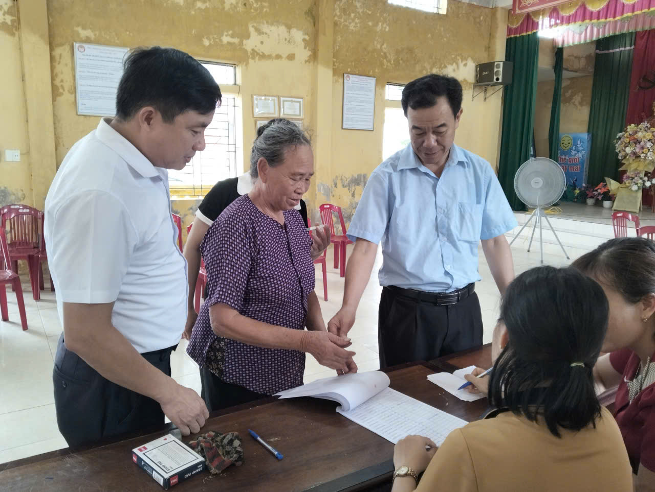 Không khí ấm áp trong ngày nhận quà Tết độc lập- Dấu ấn 80 năm quốc khánh