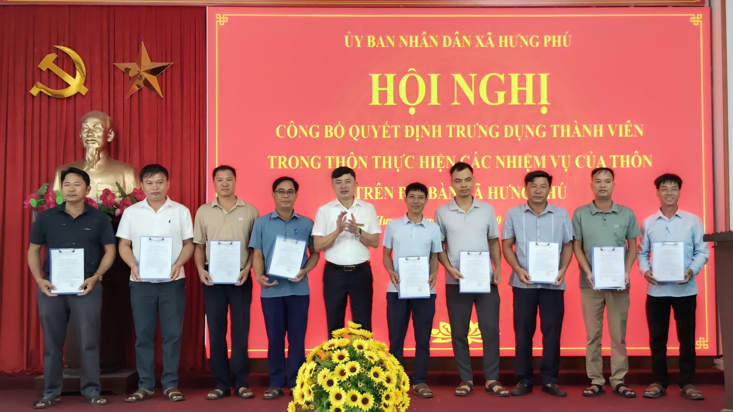 Xã Hưng Phú công bố Quyết định trưng dụng hỗ trợ thực hiện nhiệm vụ tại các thôn trên địa bàn.